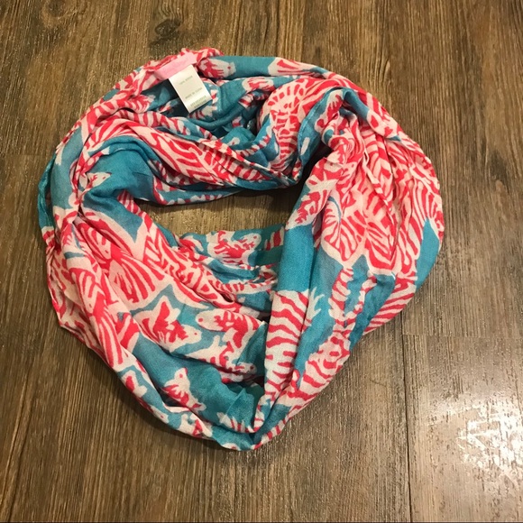 Lilly Pulitzer Accessories - EUC Lilly Pulitzer Riley Scarf Lilly Pulitzer Accessories - EUC Lilly Pulitzer Riley Scarf